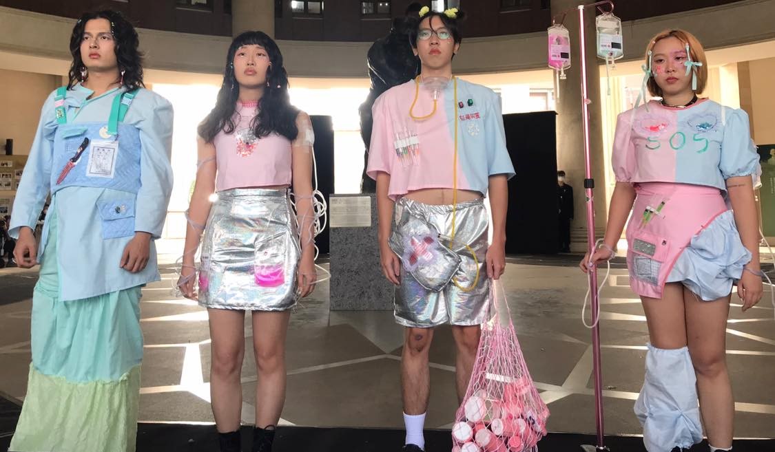 圖為時尚系同學洪若芳的作品「藥罐子」。