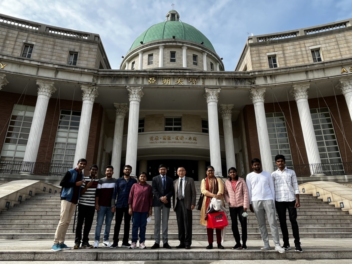 圖為國際學院院長陳英輝(右5)、偕同印度台北協會長戴國瀾(右6)、副會長Aparna Ganesan (右4)，與亞大11名印度同學合影。