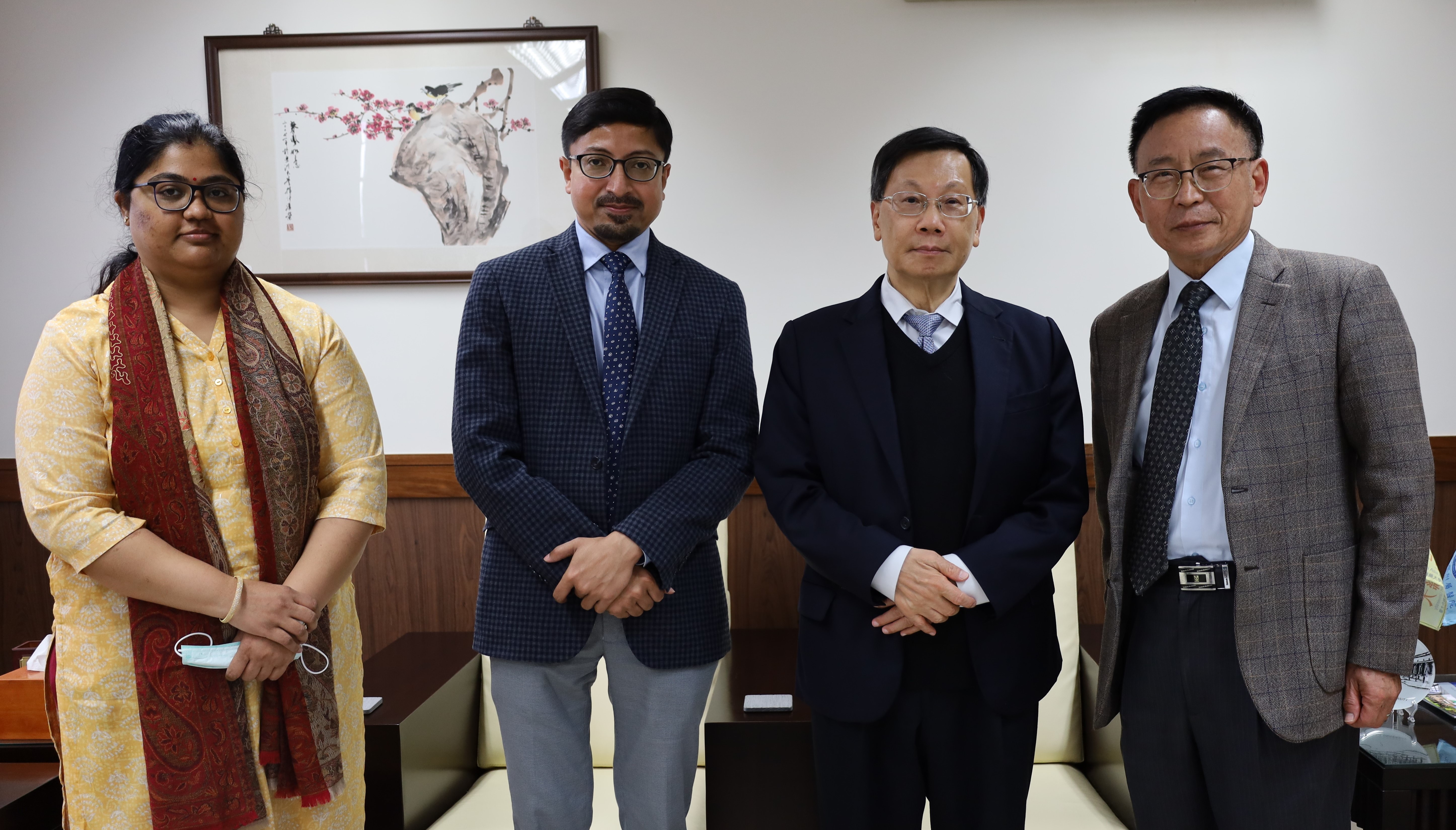 图为亚大校长蔡进发(右2)，与(由右而左)亚大国际学院院长陈英辉、印度台北协会会长戴国澜(Gourangalal Das)、副会长Aparna Ganesan合影。