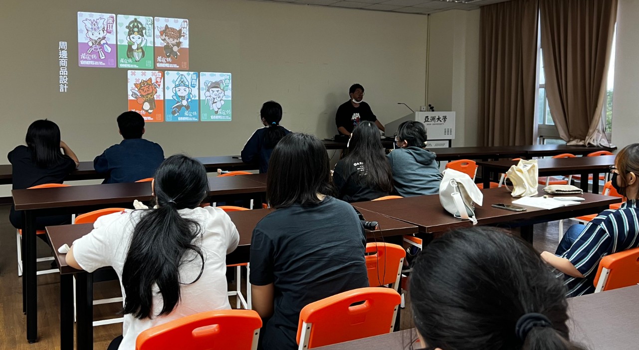 图为动画导演刘育树(站立者),谈「动画在跨领域媒体的应用」。