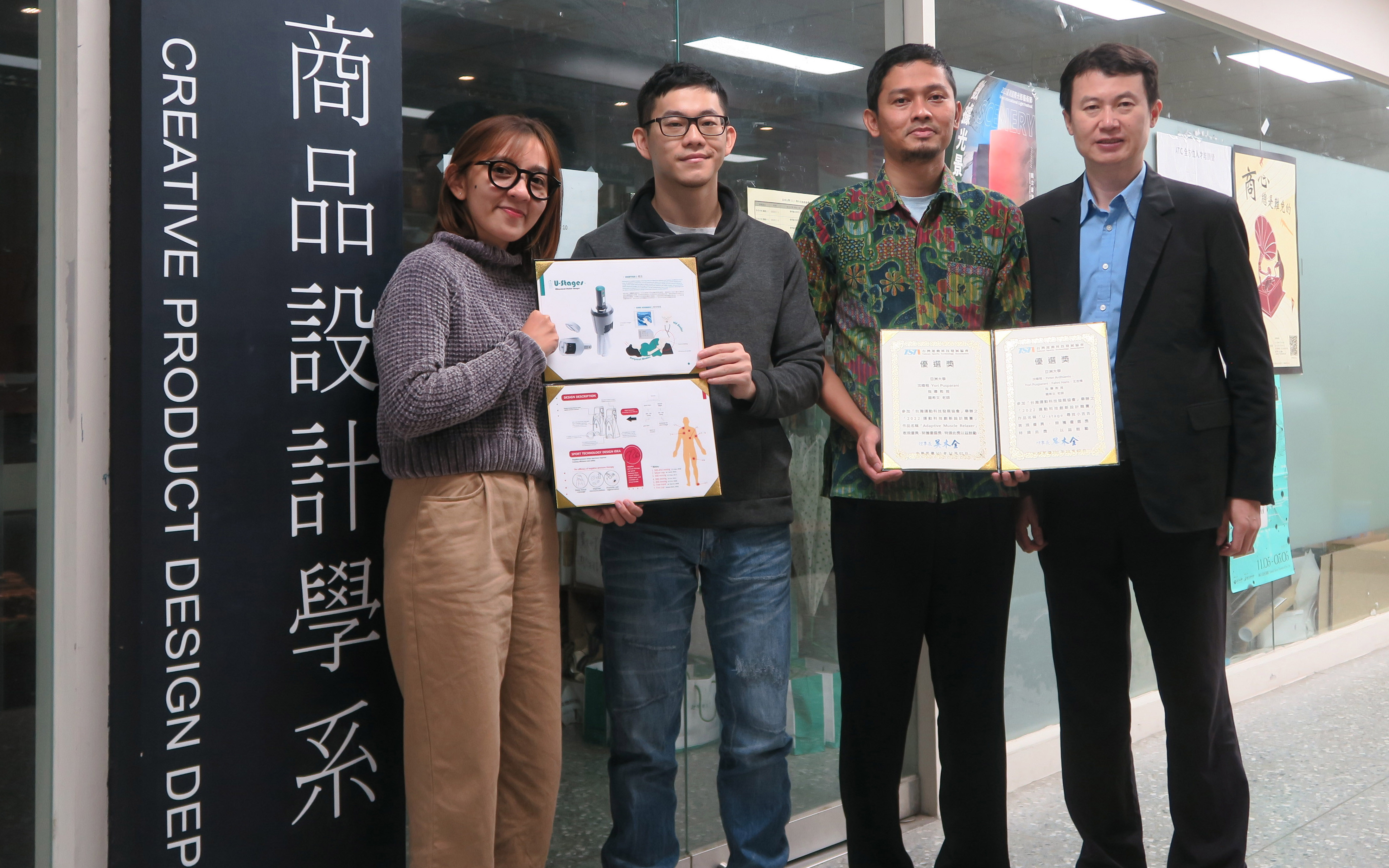 图为(由右而左)亚大商设系主任龙希文，与获奖的健管系博士生Fahni Hairs、数媒系博士生沈暐程、Yori Pusparani合影。
