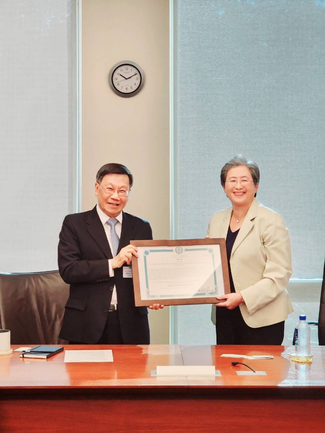 圖為亞大校長蔡進發（左）頒授名譽博士，予美國AMD董事長兼執行長蘇姿丰博士。