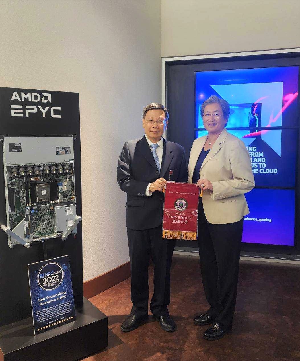 圖為亞大校長蔡進發（左），與美國AMD董事長兼執行長蘇姿丰博士洽談多項科技合作，開啟亞大更多國際交流。