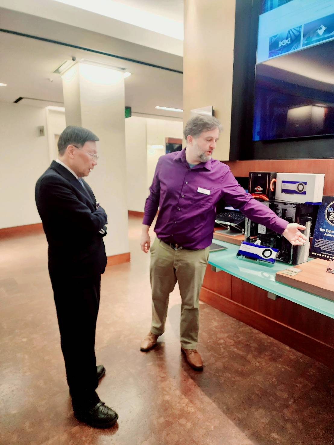 圖為亞大校長蔡進發（左），參訪美國AMD公司。