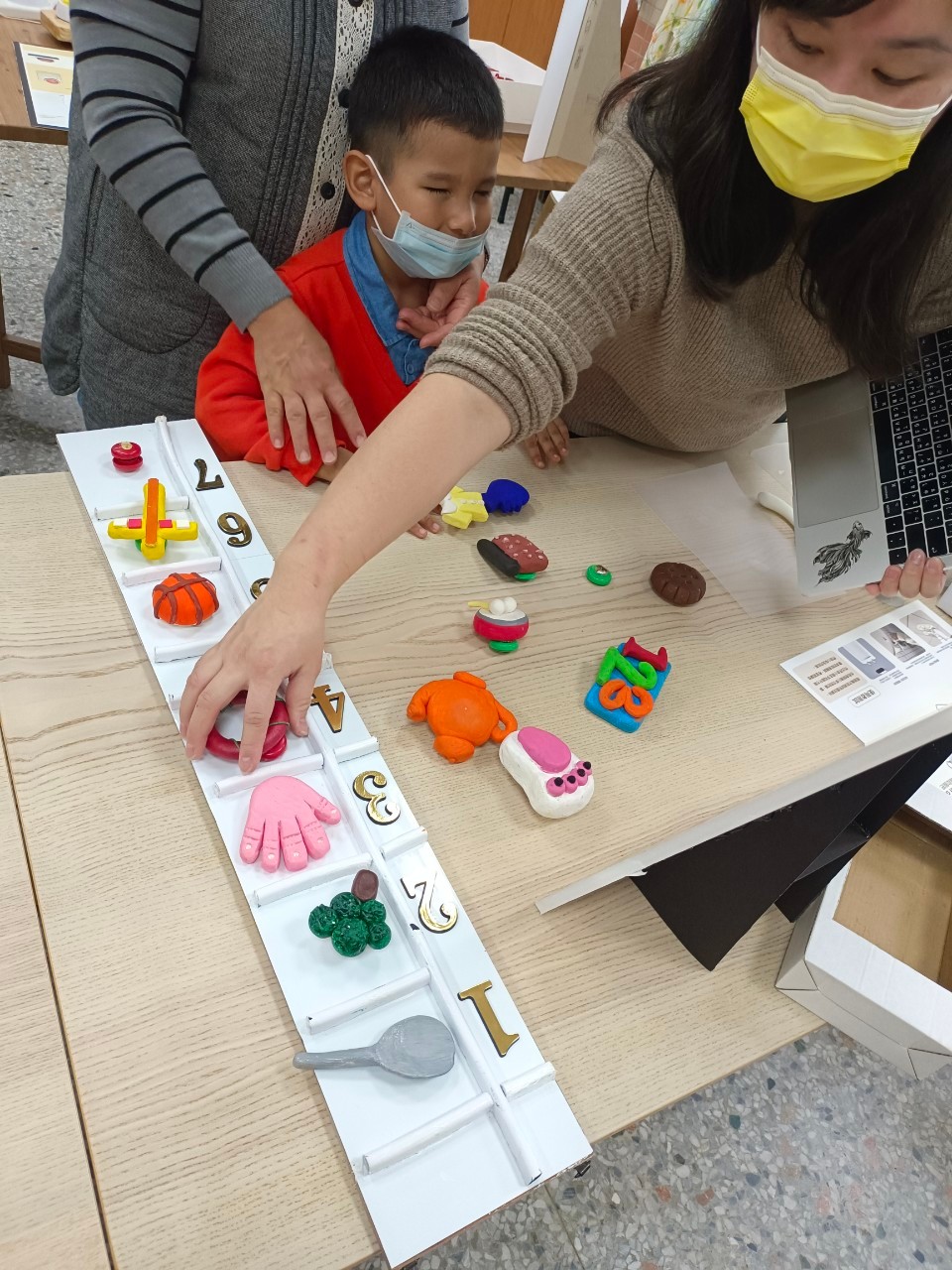 图为视障幼儿实际触摸「一日行事历」,从触觉去了解学校的一天。