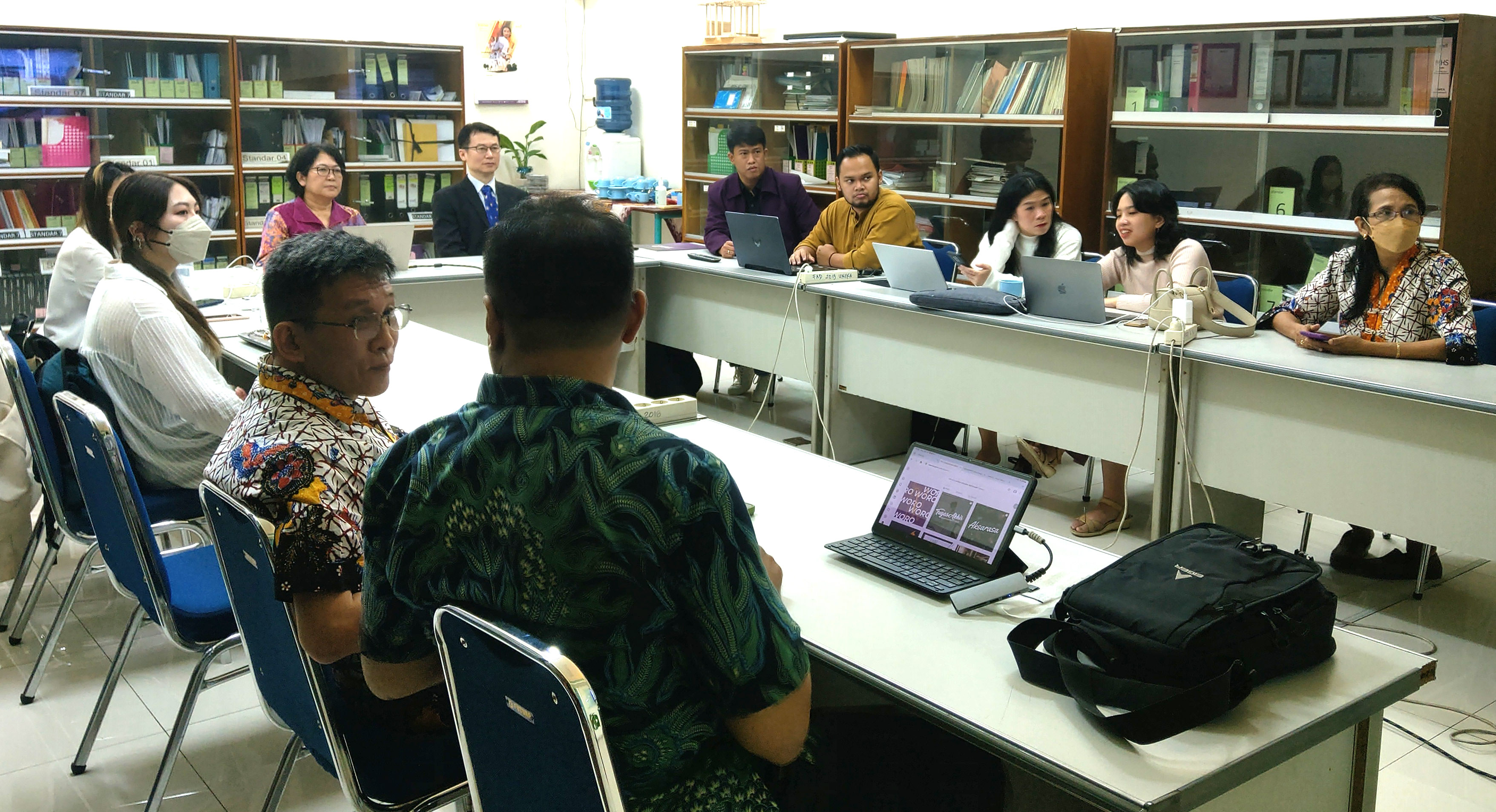 圖為印尼三寶壟天主教總督大學歡迎會上，建築與設計學院長Tyas Susanti (後排左1)、亞大商設系主任龍希文(後排左2)、和學院教授、亞大實習同學，一同討論實習內容。