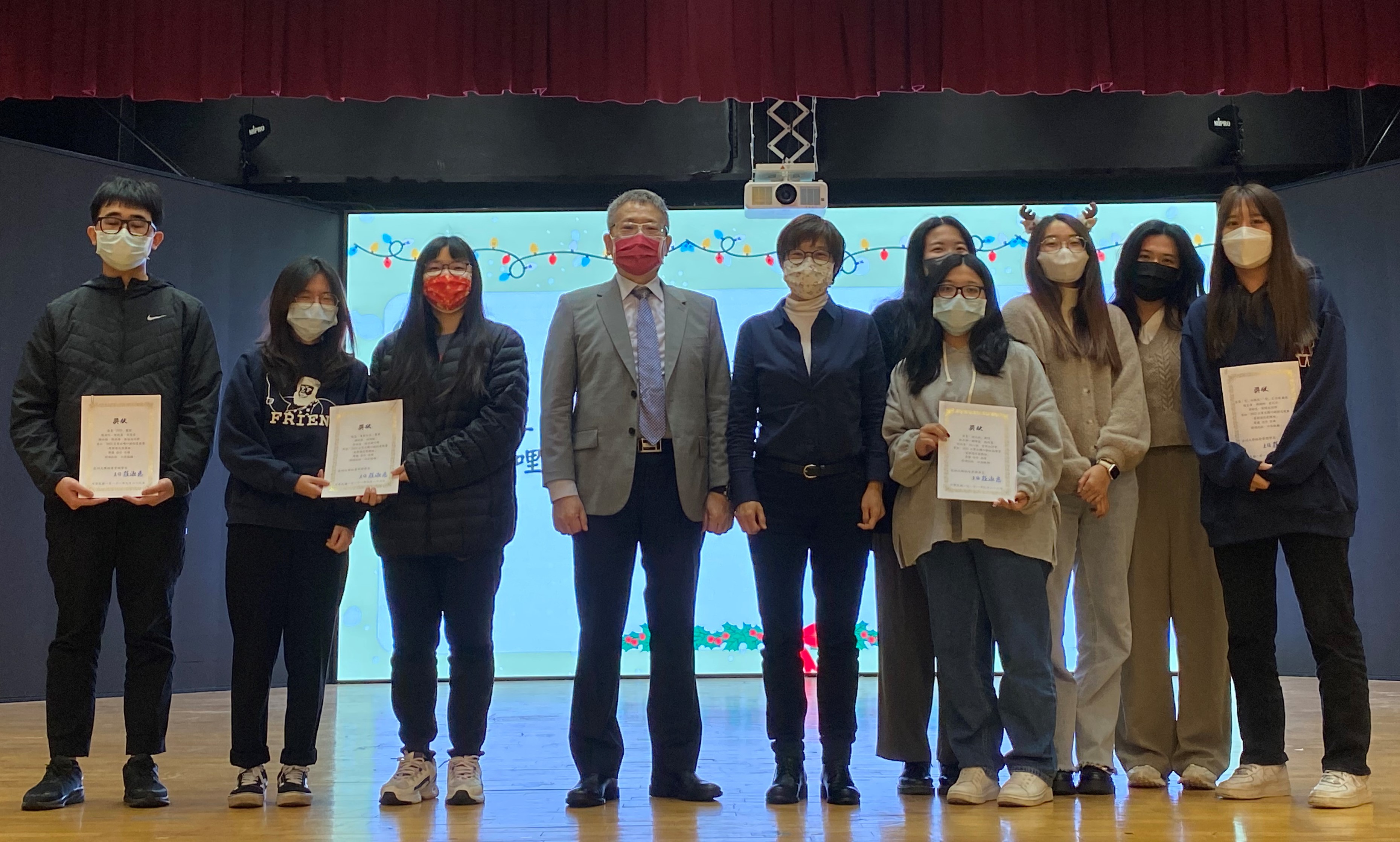 图为经管系竞赛绩优同学代表,上台受表扬领奖,师生合影。