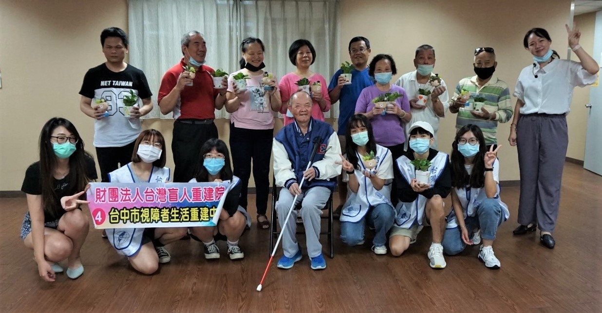 亚大社工系同学,参与盲人重建院中区服务中心举办的园艺辅疗活动,社工系老师陈美智获教育部绩优亮点计画。