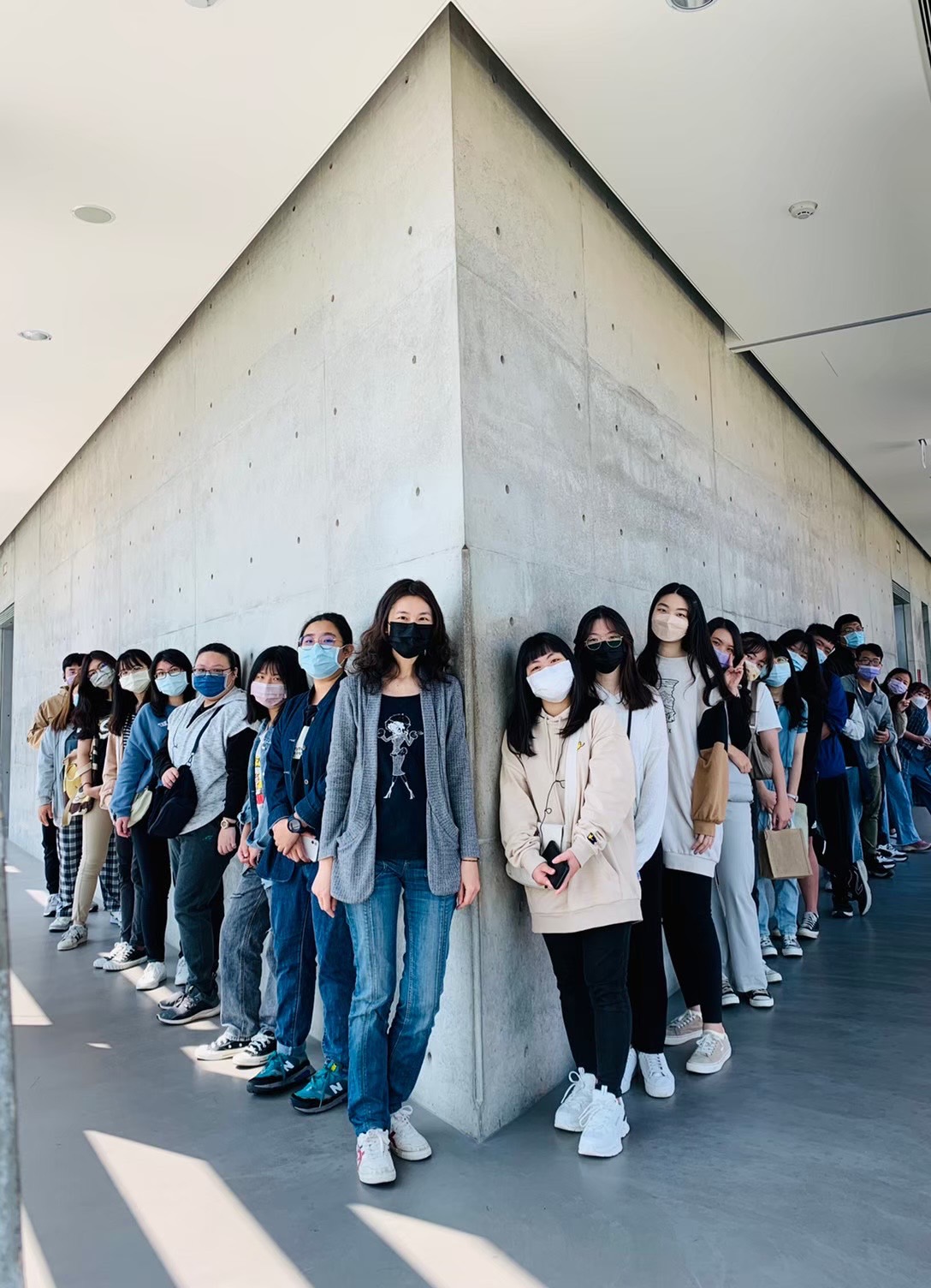 亚大通识中心罗方吟老师(左8),带领学生善用亚大美术馆资源提升学习兴趣,获教育部绩优亮点计画。