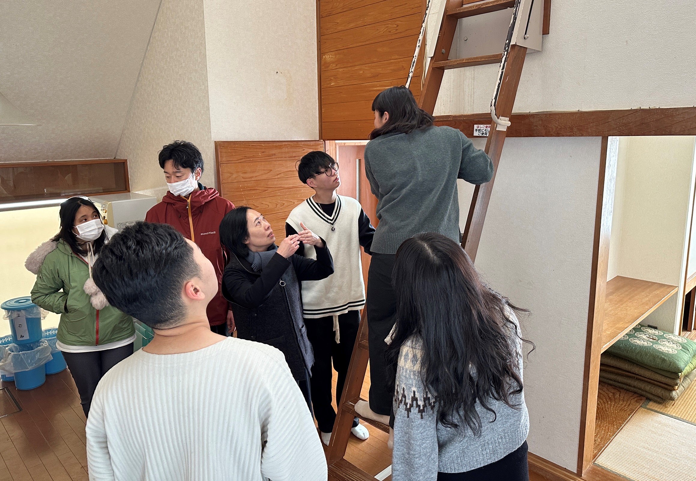 圖為亞大室設系師生，實際了解飯店房間內的日本傳統建築結構設計。