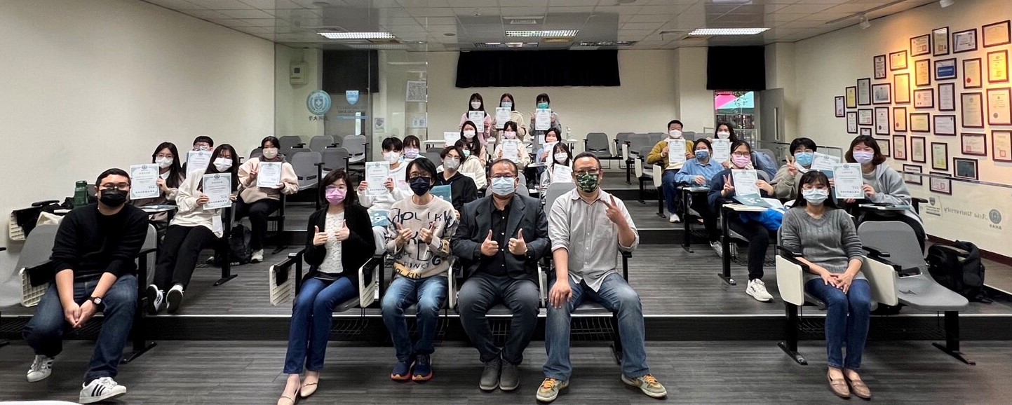 图为完成「1日验光师」体验营课程后,参加同学开心出示参与证明书,与老师们合影。不少同学说,有兴趣想加入验光师行列。