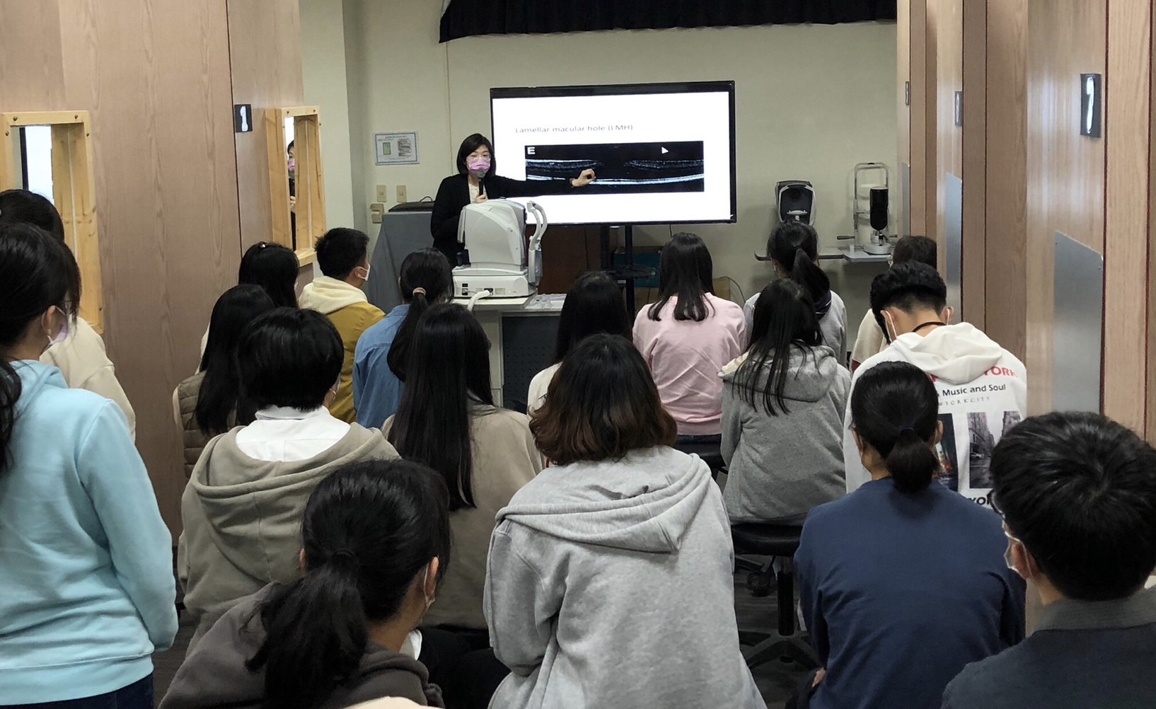 图为在视觉机能检查及仪器体验课程中,参与同学能进一步认识眼睛内部构造和功能。