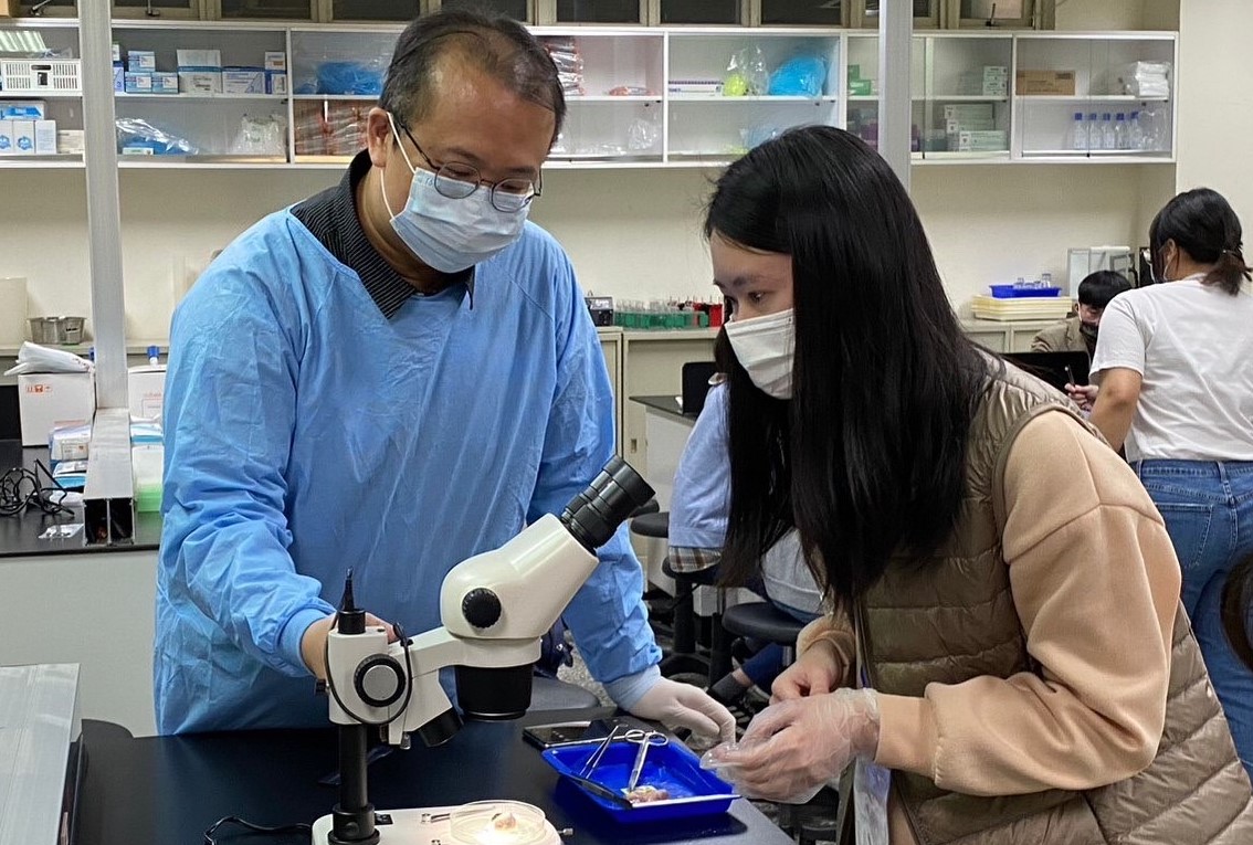 图为眼球解剖课程让同学惊呼连连,展开一趟奇幻的「眼球之旅」。