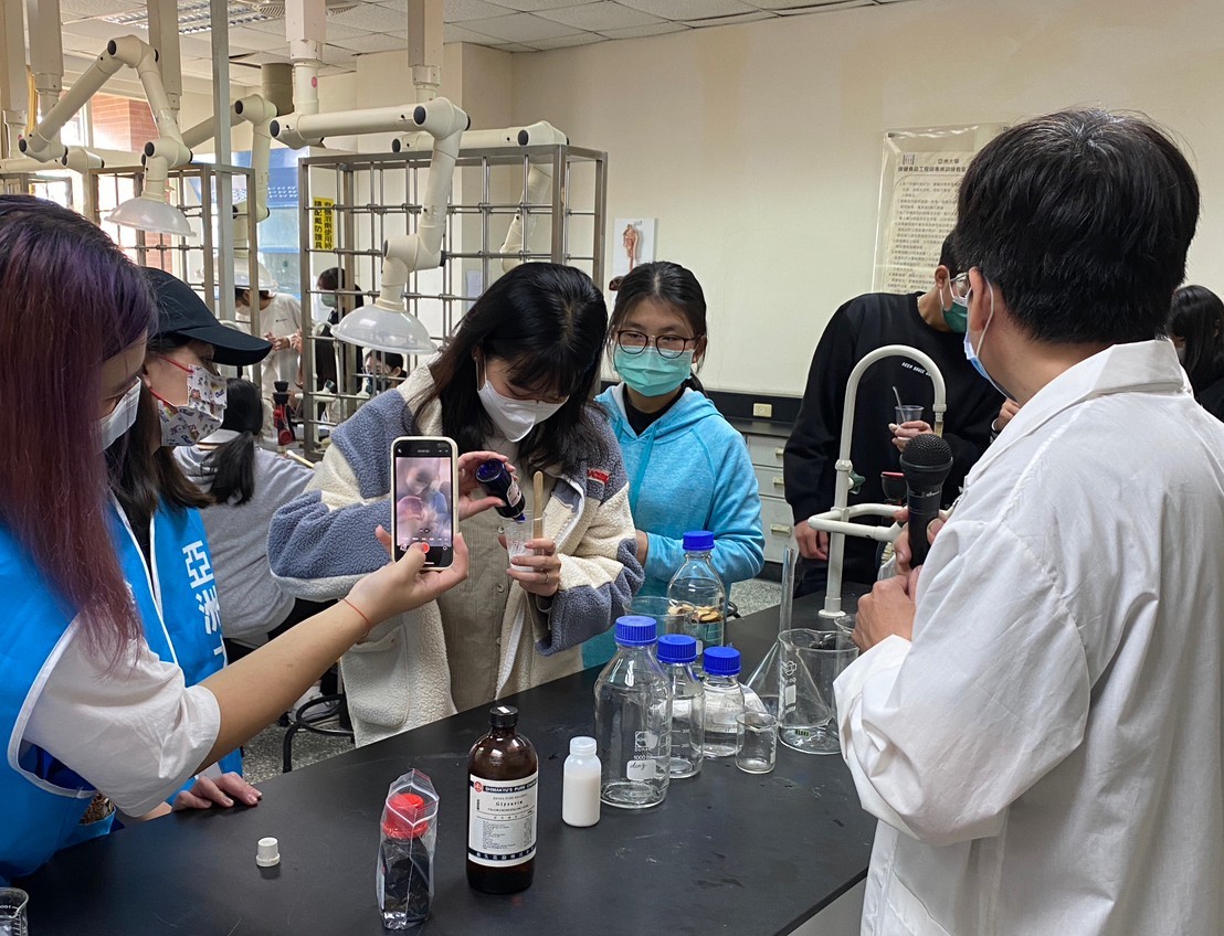 圖為鄧正賢老師(右1)講解台灣山芙蓉製作美白乳液的流程，參與同學十分認真的投入製作。
