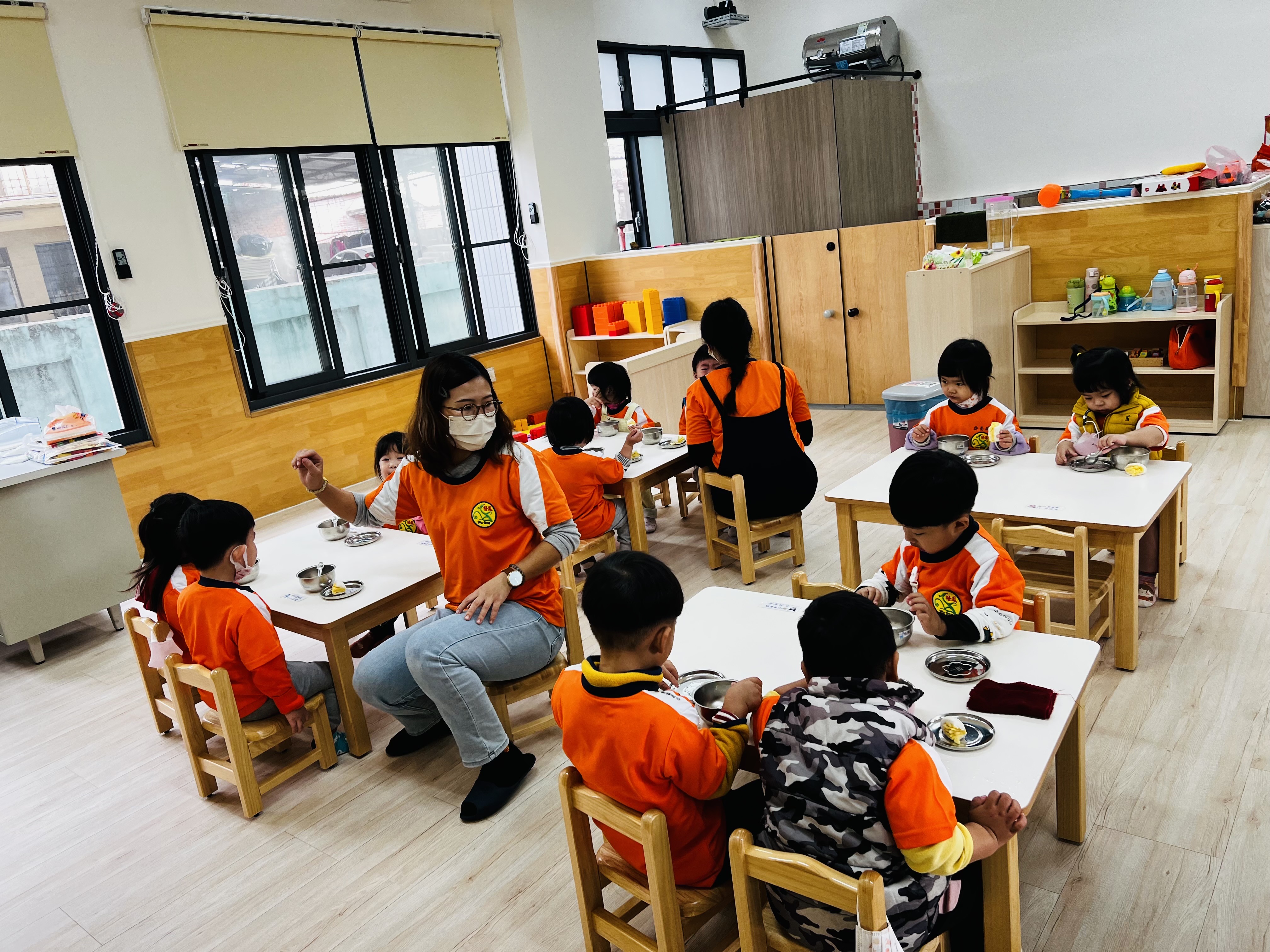 圖為梧鳳非營利幼兒園新增設的「小荳荳幼幼班」上課情景。