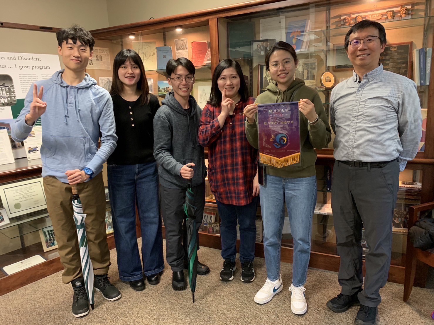 圖為亞大聽語系老師張慧珊(左4)、俄亥俄大學老師李照陽(左6),和王奕權(左1)、馮沅琪(左2)、呂文翔(左3)、郭旻惠(左5)4位同學合影。