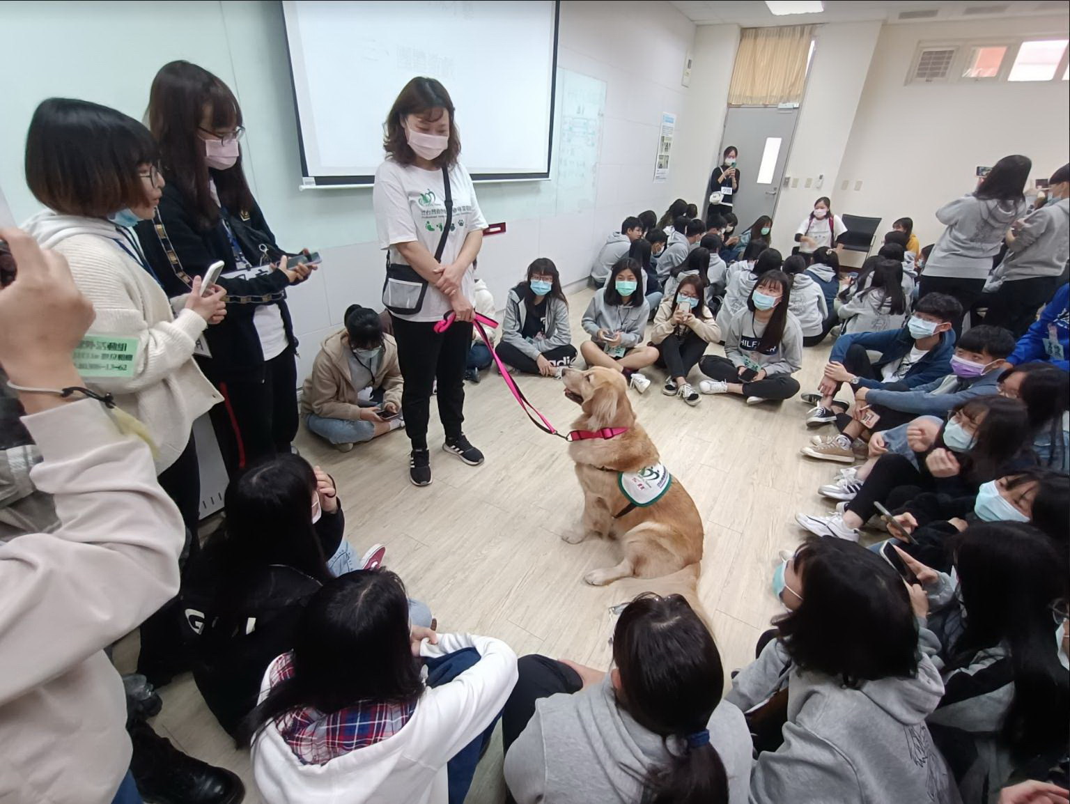 圖為亞大職能治療系,培育專業職能治療師,開設全國唯一「動物輔助治療」專業課程,國考職能治療師的平均考照率,更遠超過全國平均值。