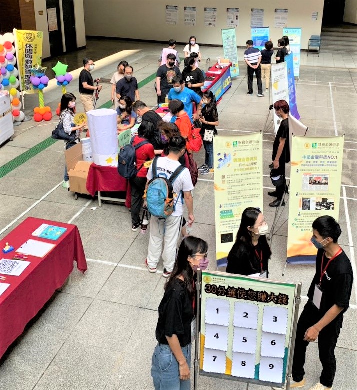 圖為亞大管理學院,提供學生體驗AI管理平台與金融科技介紹。
