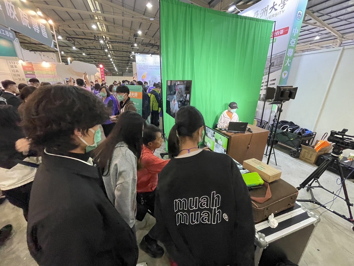 亞大資傳系首度將虛擬攝影棚搬進大博會，吸引考生體驗AI情境、元宇宙教學。