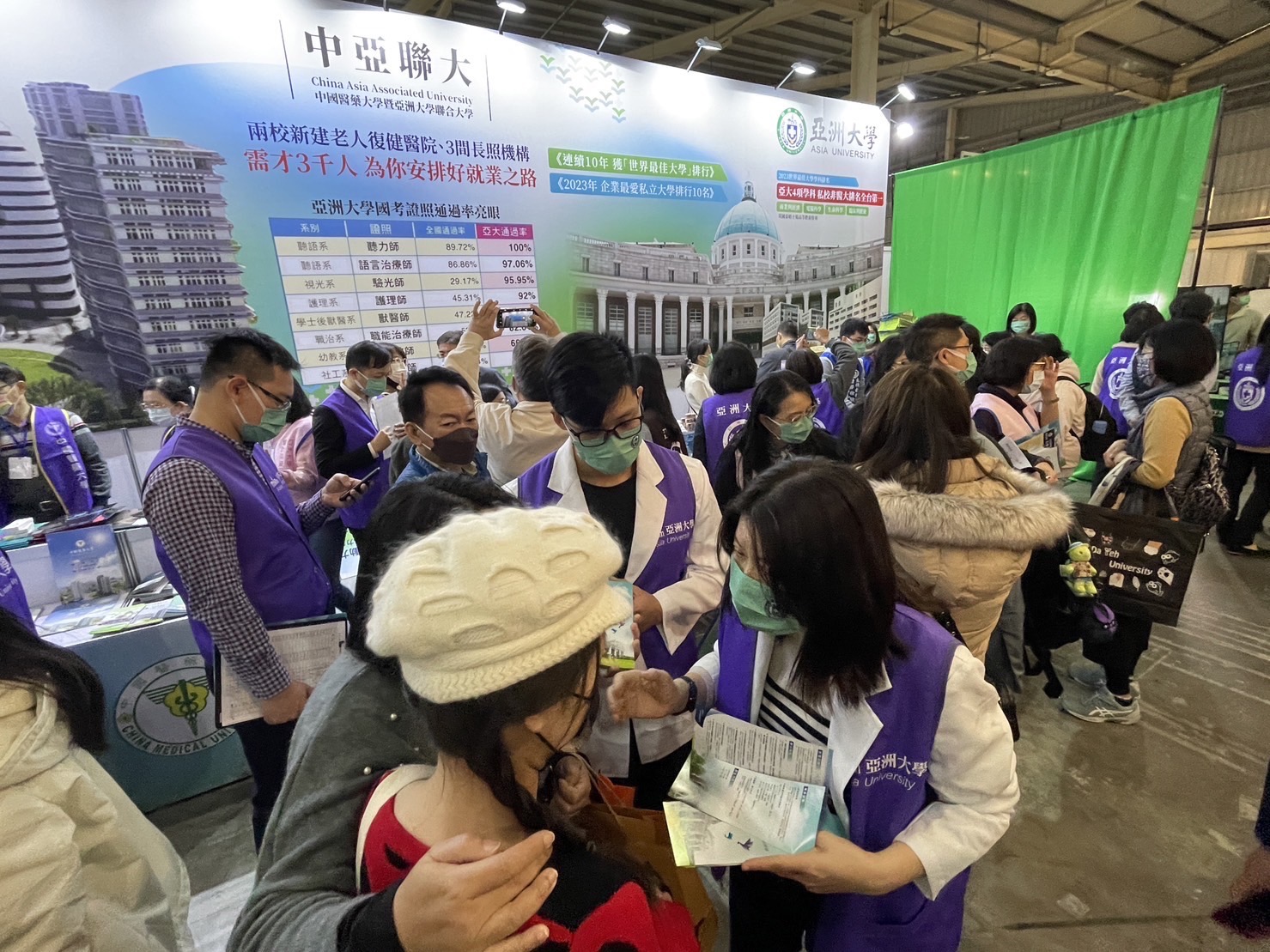 亞洲大學師生在大學博覽會,為考生解說學系特色及出路。