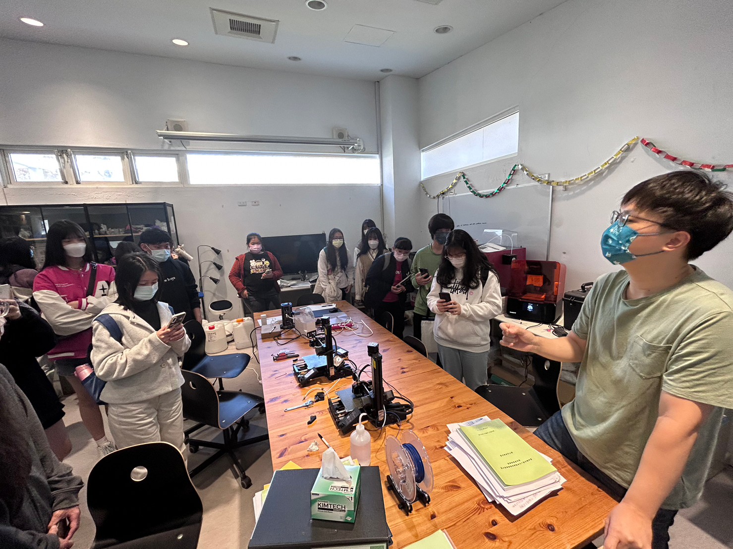 圖為亞大生醫系何佳哲老師(右1),介紹3D列印機的使用及應用,參加同學都十分感興趣。