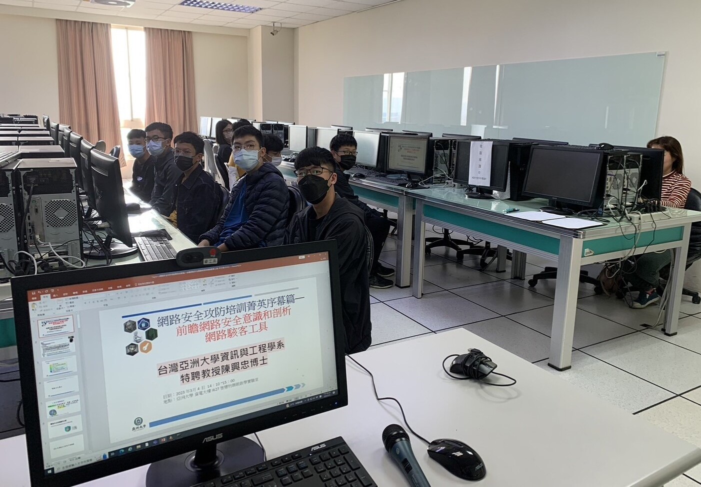 圖為亞大資工系舉辦資訊安全營,參加的高中職生認真投入學習。