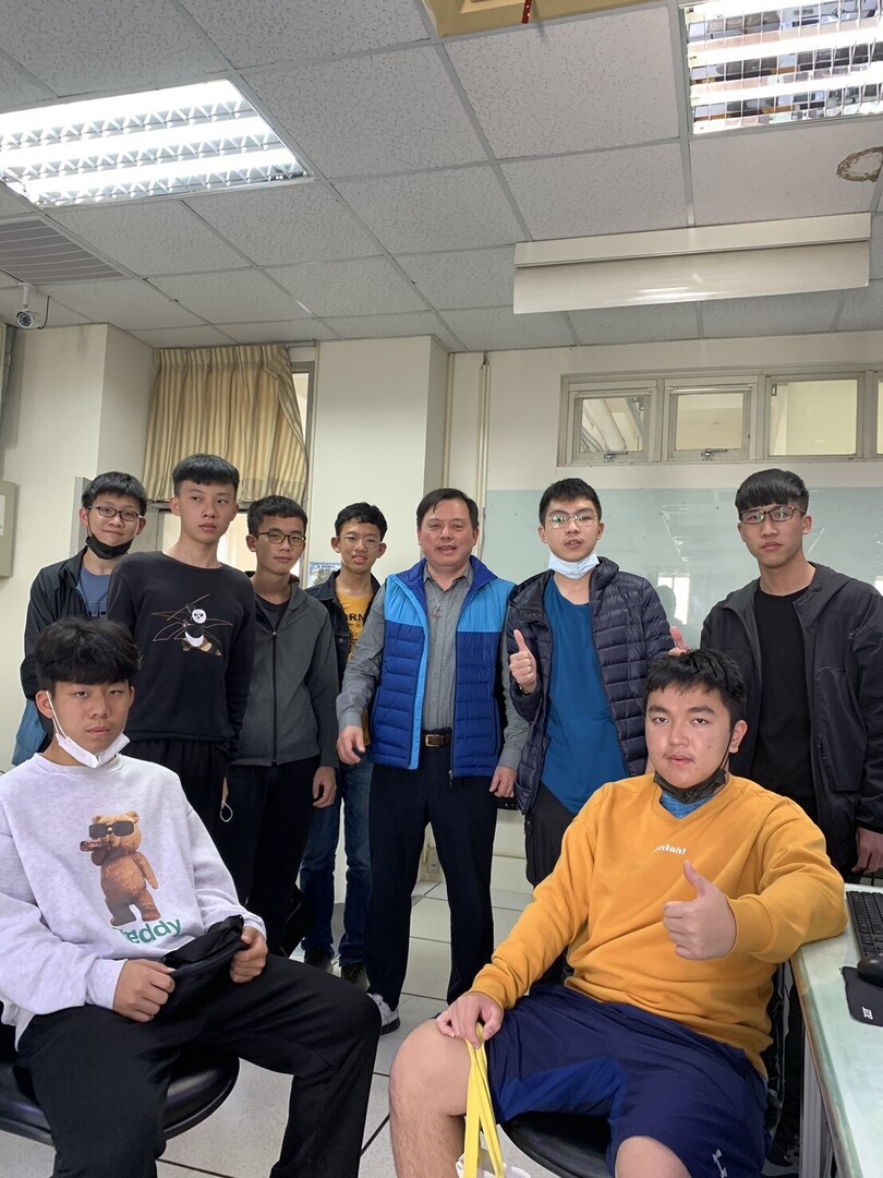 圖為亞大資工系老師陳興忠(後排右3)，與參加資訊安全營同學合影。
