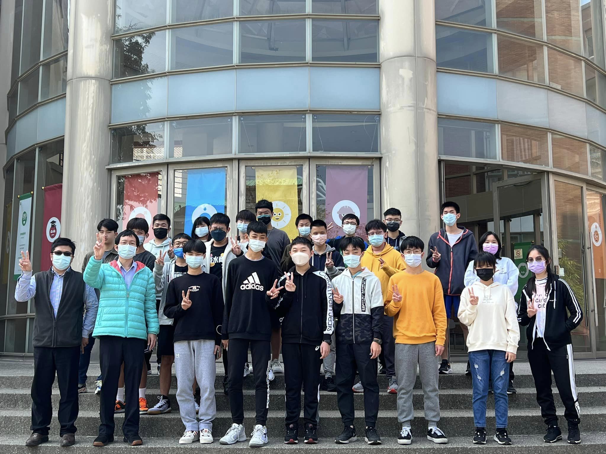 圖為亞大資工系陳兆南(前排左1)、蔡志仁(前排左2)老師,和參加高中職生合影。