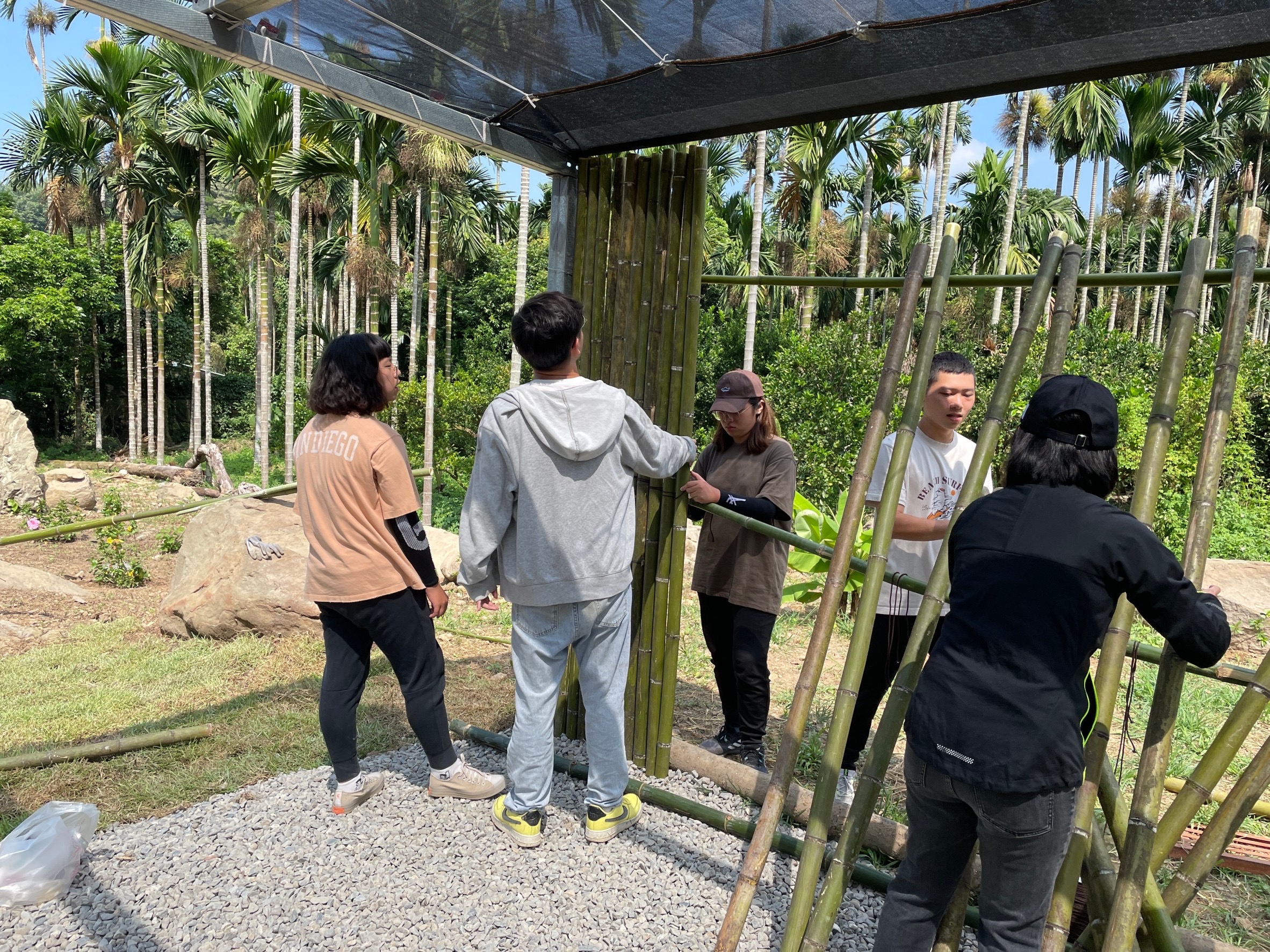 圖為亞大社區發展社師生，投入華南社區的社區改造實作。