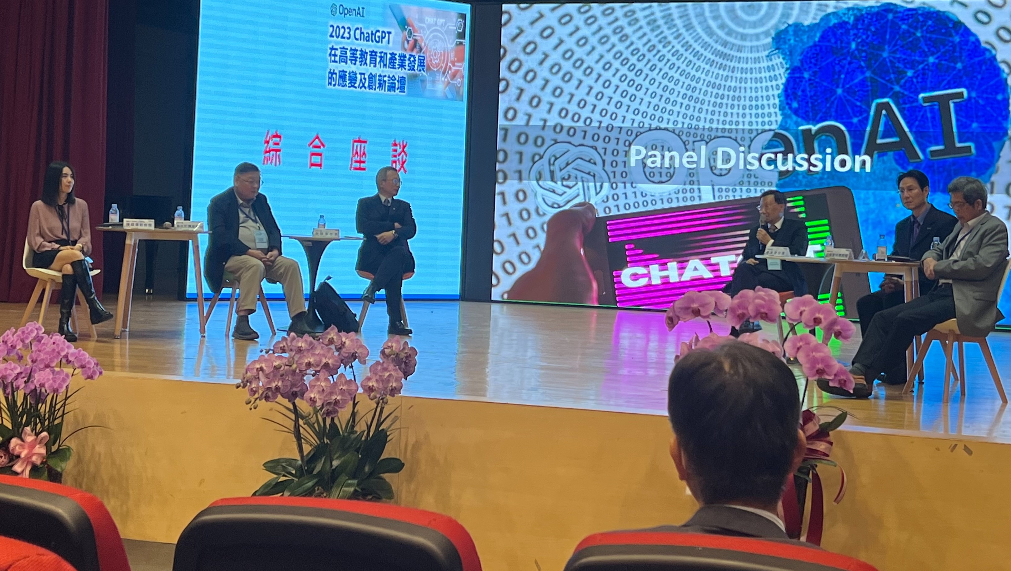 圖為亞大ChatGPT論壇的綜合座談,由亞大校長(右3),與(由右而左) 國家高速網路與計算中心主任張朝亮、清大教務長巫勇賢、政大校長李蔡彥、亞大講座教授黃光彩、台大資工系副教授陳縕儂等人接受問答。