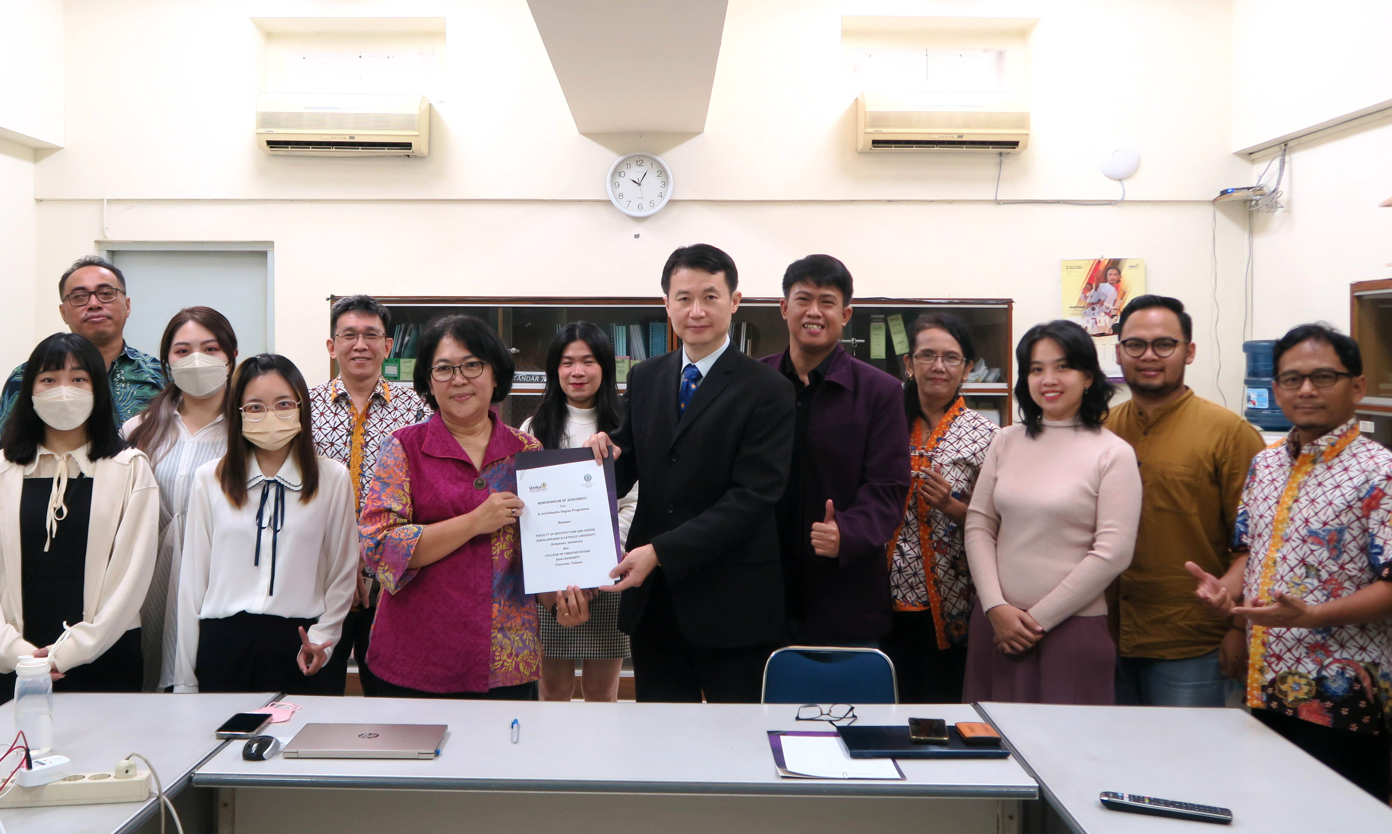 亞大商設系龍希文主任 (左8)代表，與印尼三寶壟天主教總督大學建築與設計學院Tyas Susanti院長 (左6)，簽訂MOA。