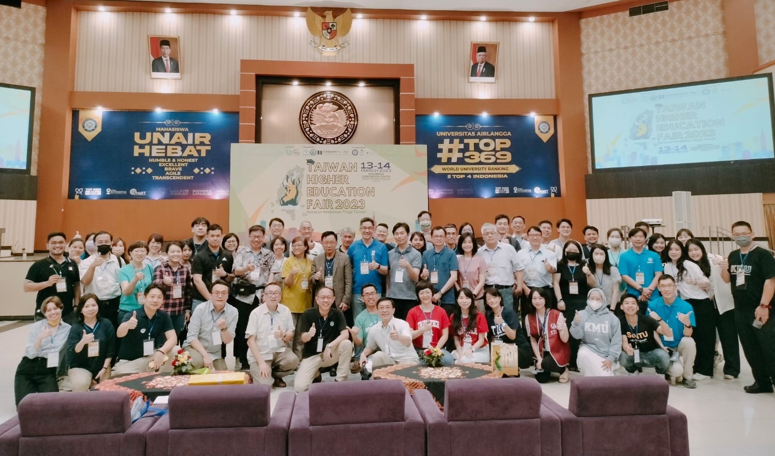 圖為亞大國際學院長陳英輝(2排左8)，帶團主辦「2023印尼台灣高等教育展」的國內大學代表合影。說