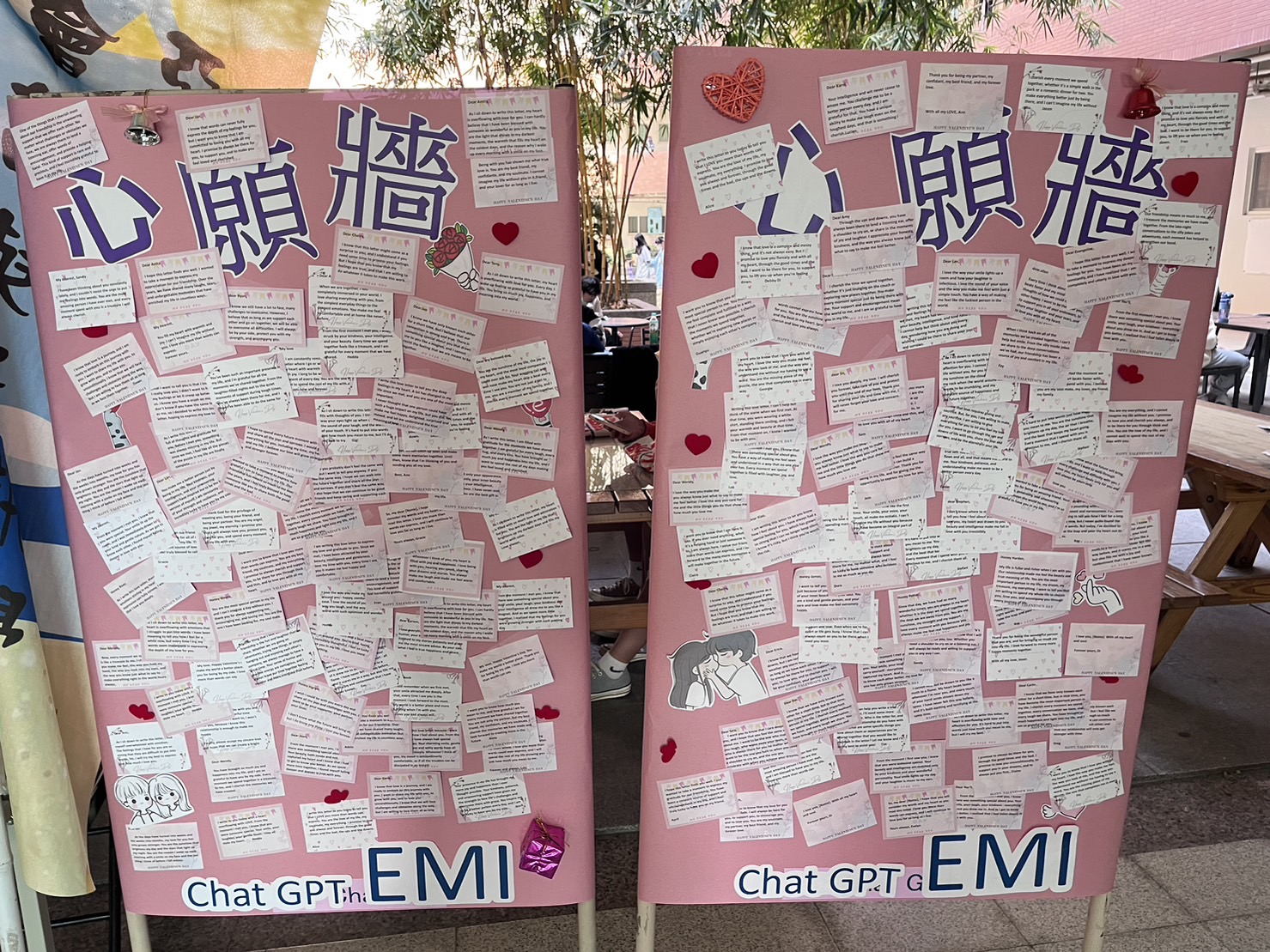 圖為活動心願牆上貼滿同學寫的ChatGPT情書。