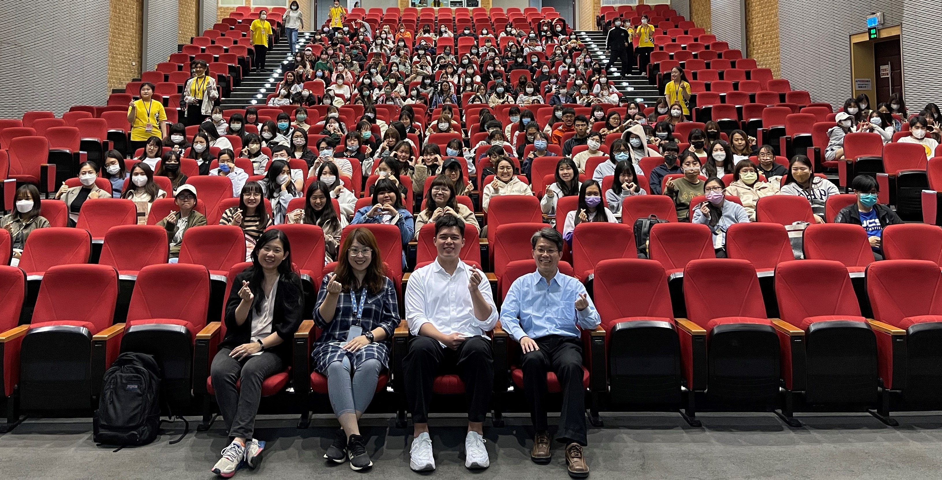 图为亚大幼教系主任陈昇飞(前排右1)、幼教系友陈志鑫（前排右2）与参与幼教系老师、同学合影。