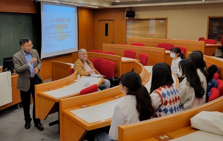 图为国际学院院长陈英辉(左)，在海外暑期学习亮点计画面试前说明甄选流程。