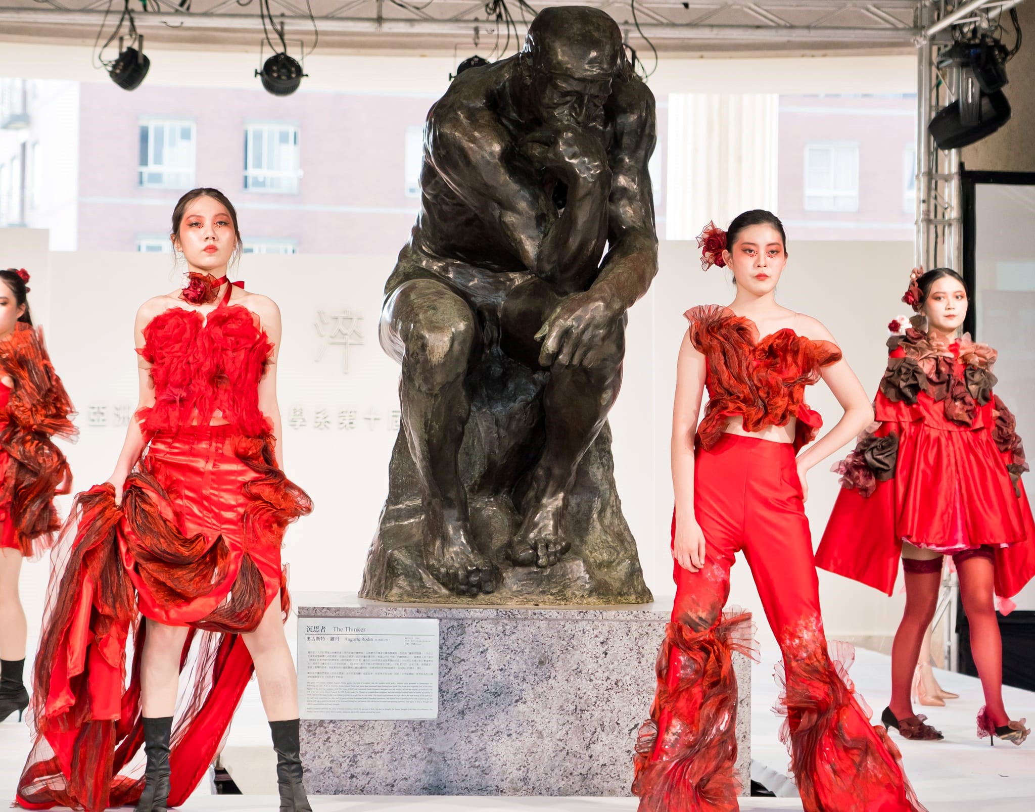 圖為亞大時尚系服裝組陳音伃同學的「玫瑰葬禮的謊言」作品組，十分吸睛。
