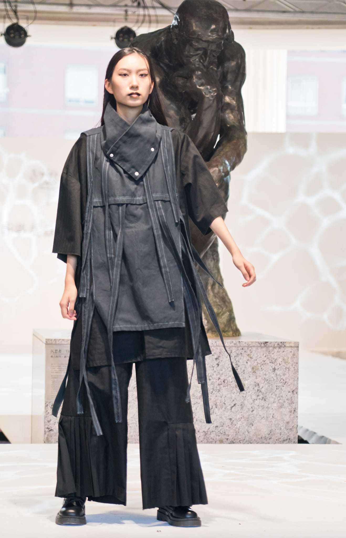亞大時尚系服裝組沈煒晟同學的作品「平庸」，獲第2名。