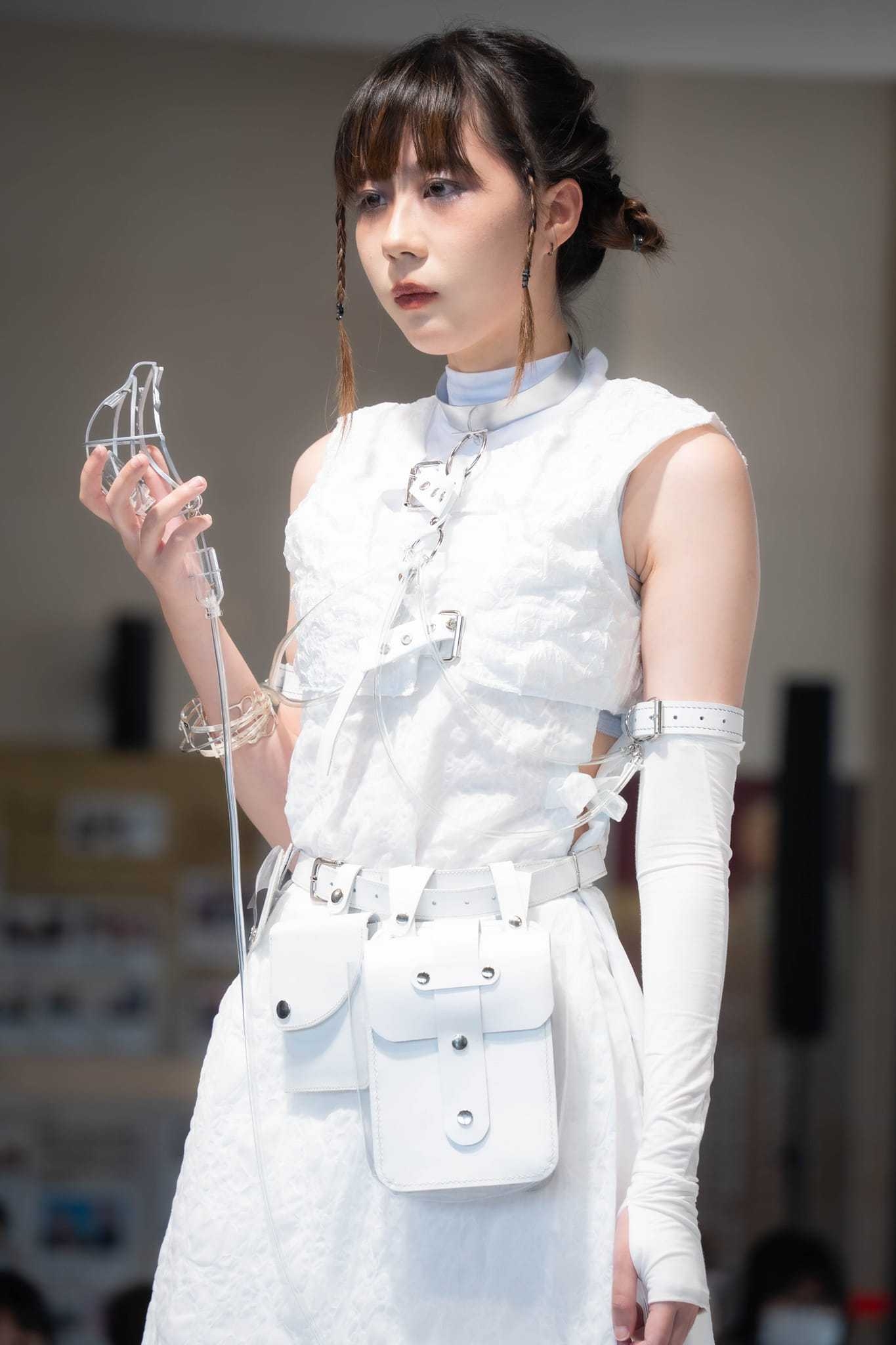 圖為亞大時尚系服創組江昀瞳同學的作品「喫笑著的人體模型」，展示所設計的服飾、袋包，獲第1名。