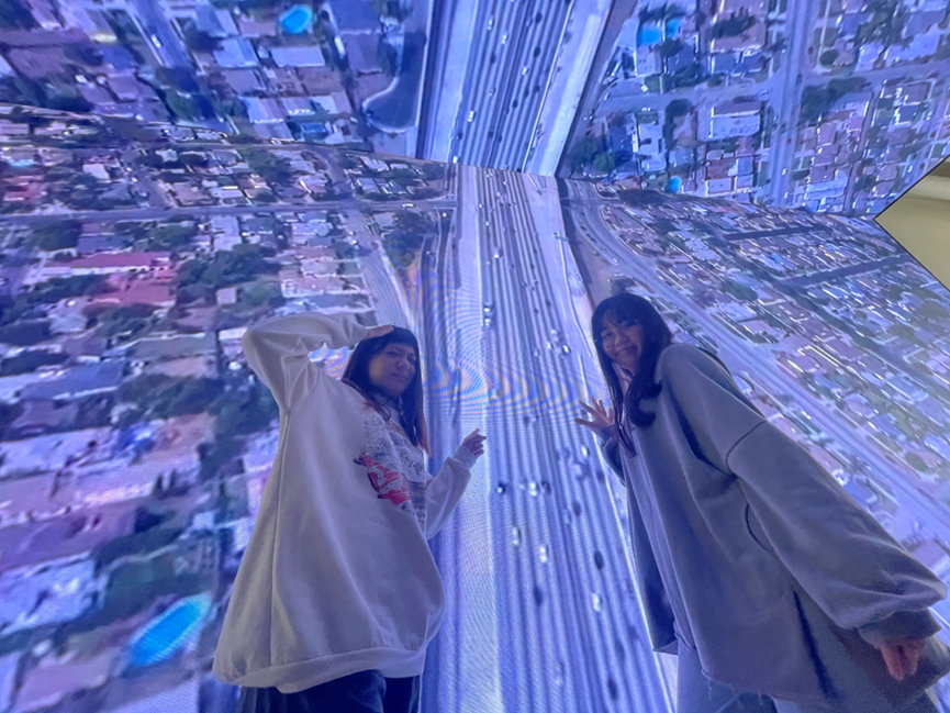 圖為亞大資傳系建置的智慧LED光牆,不只能虛擬攝影,還有3D裸視、浮空投影等功能。