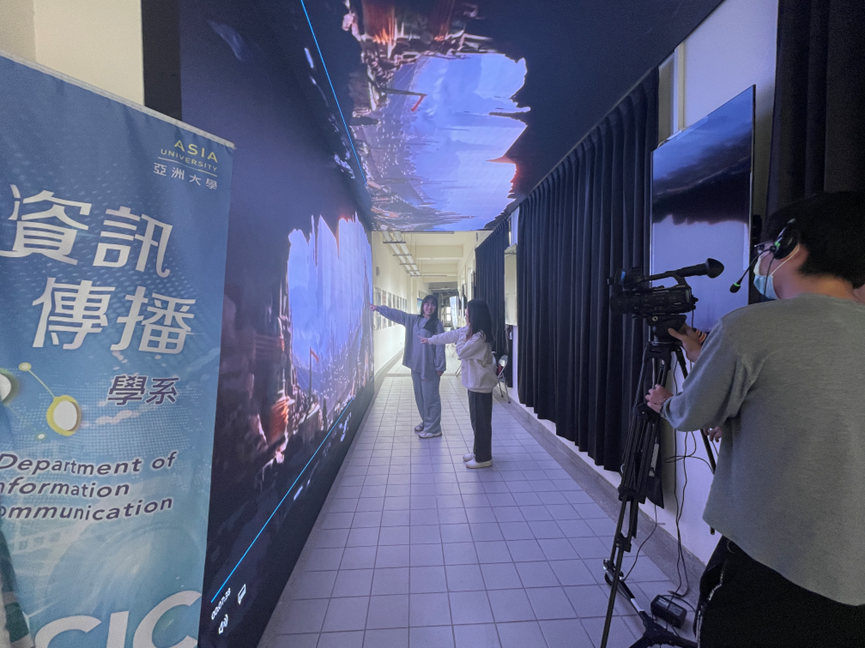 圖為亞大資傳系在延伸虛擬攝影外,建置智慧LED光廊。