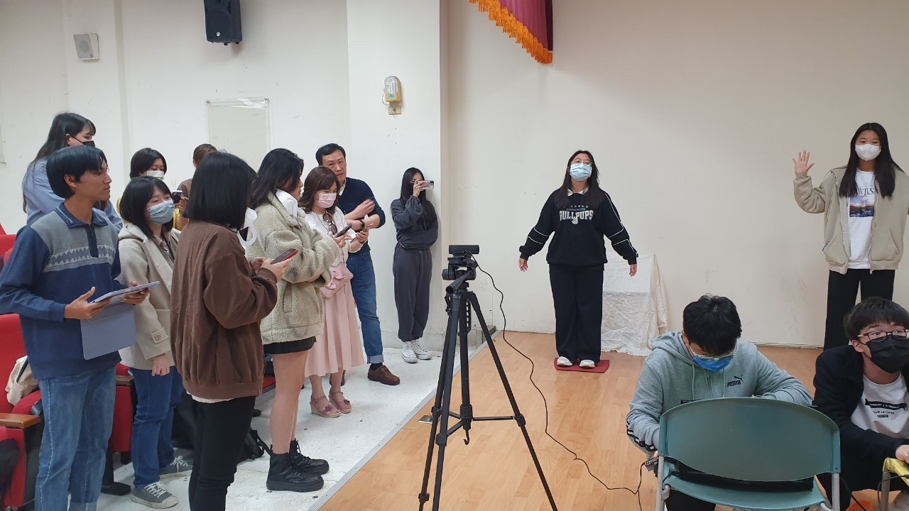 图为亚大外文系「亚洲虚拟巨星VTuber」营队活动，参加高中生化身VTuber，学习拍摄影片。