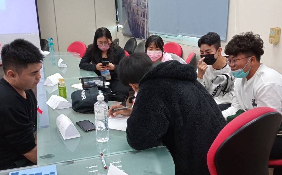 图为亚大外文系「亚洲虚拟巨星VTuber」营队活动，参加高中生分组讨论写英文脚本、拍摄影片。