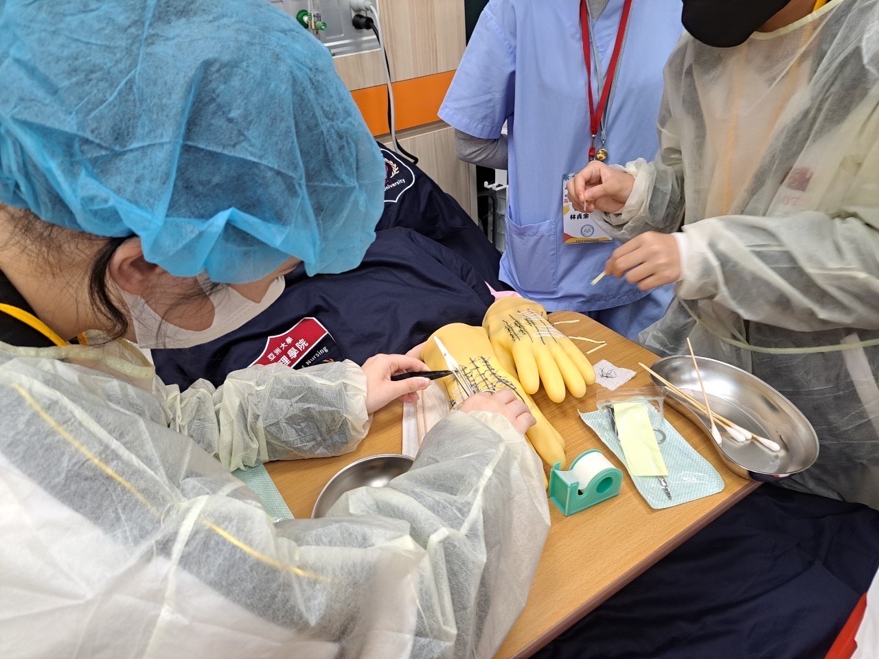 圖為豐原高中同學,體驗傷口拆線換藥實作。