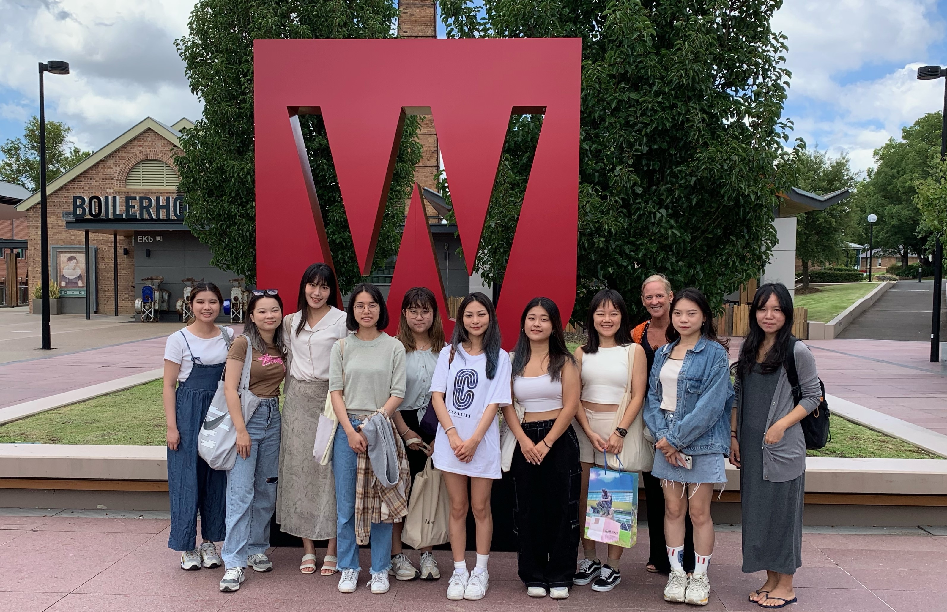 圖為西雪梨大學教師Dr. Kate O'Reilly(右3),與亞大護理學院研習同學,在WSU校門口前合影。
