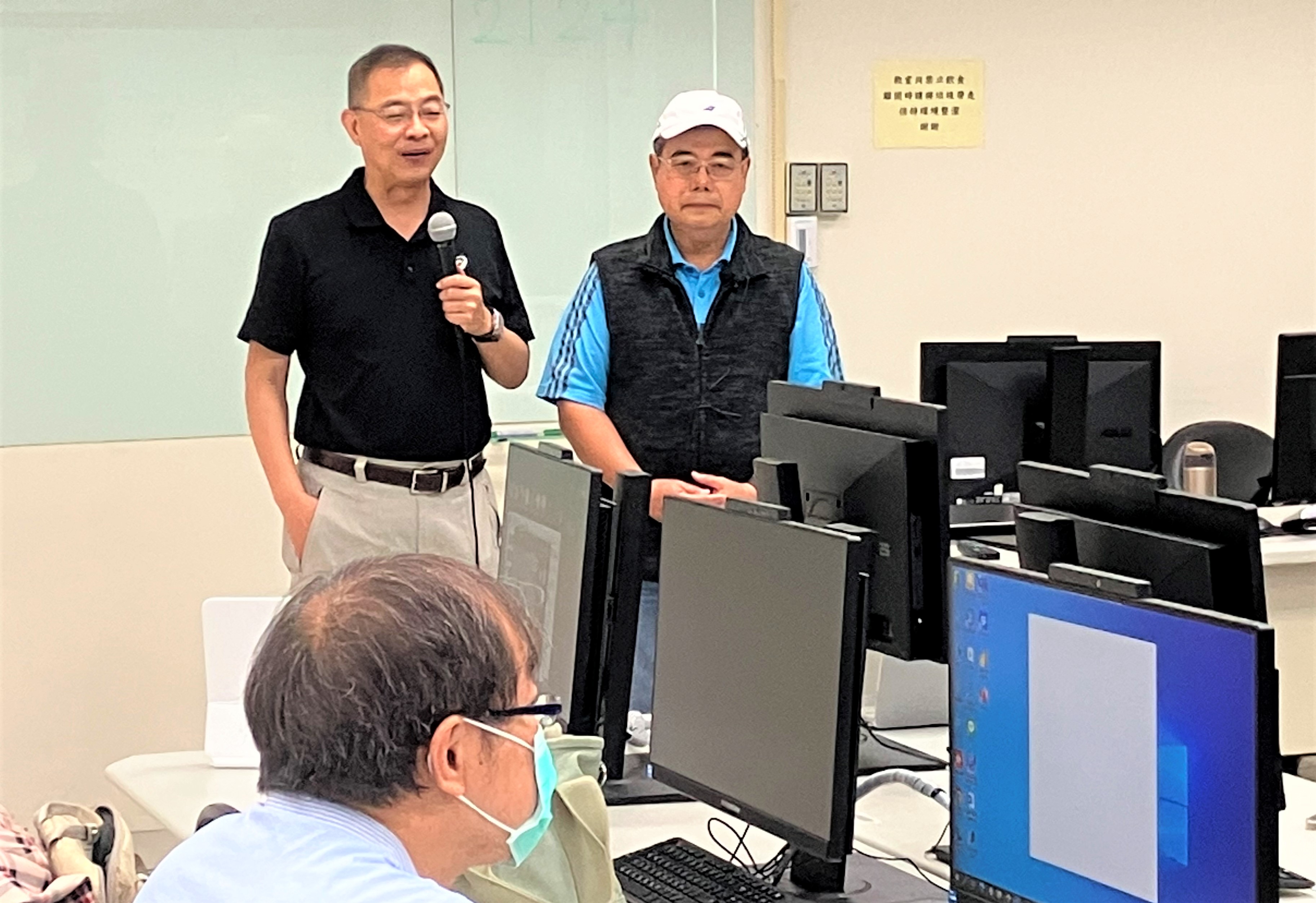 图为亚大管院长林君维(左)、经管系蔡存校老师(右)，在工作坊分享ChatGPT管理思维技术的应用。