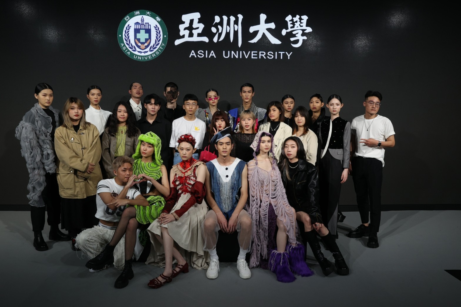 圖為亞大時尚系11位同學作品入選「台北時裝週AW23」校際展演。(台北時裝週提供)