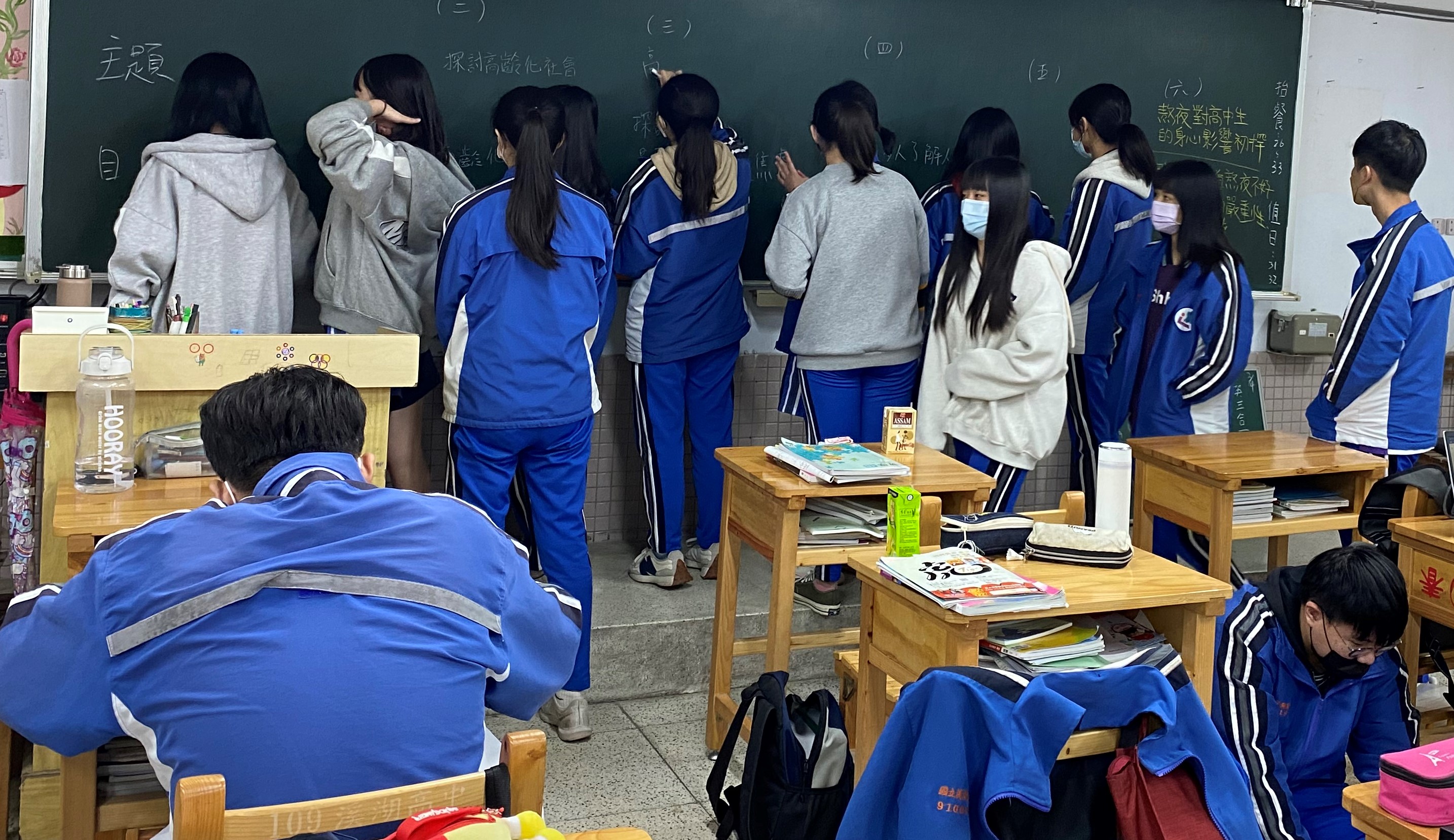 圖為在溪湖高中醫護類專題寫作課程,學生分組提出專題主題。