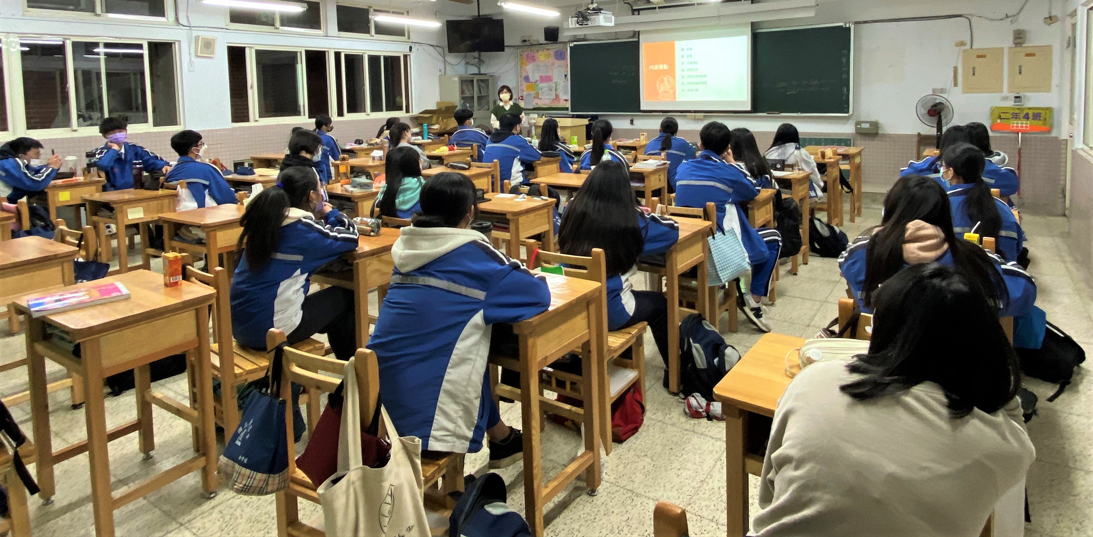 圖為亞大護理系周佑珊老師(站立者),在溪湖高中教導專題寫作。