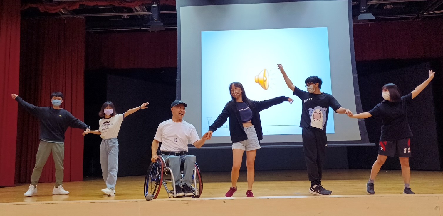 圖為勵志演說家周凡(左3),邀請同學上台一起學習國標舞。