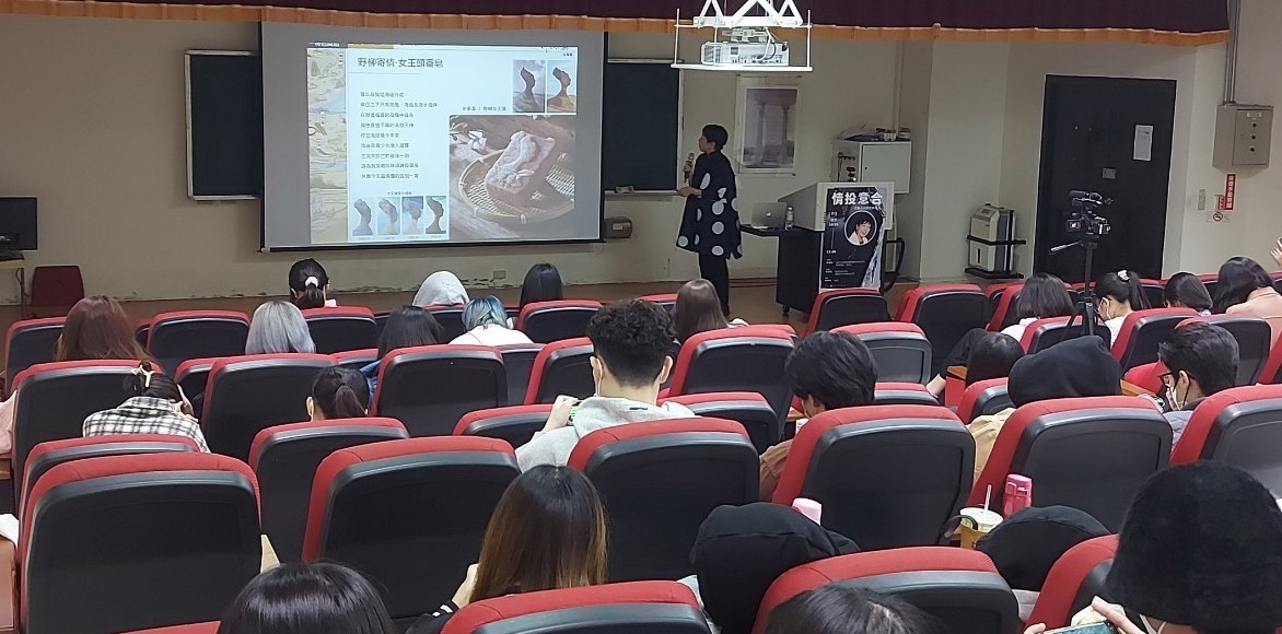 圖為程湘如總監(站立者),介紹各種文創案例。